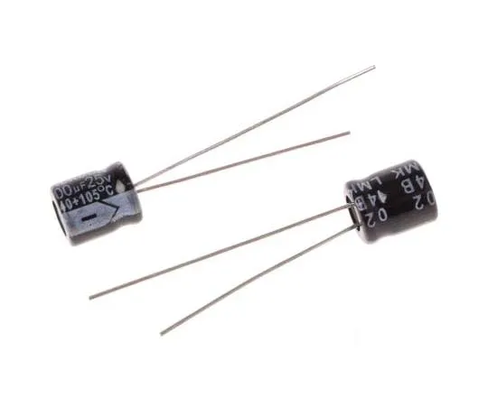 63-7727-52　RS PRO 100μF 25V dc Aluminium Electrolytic Capacitor, Through Hole 6 (Dia.) x 7mm +105°C 6mm 2.5mm 7mm　170-1060